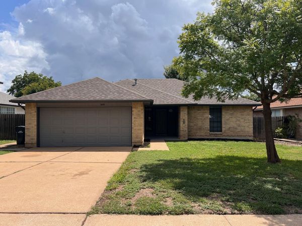 600 Eaglecreek DR , Leander, TX 78641