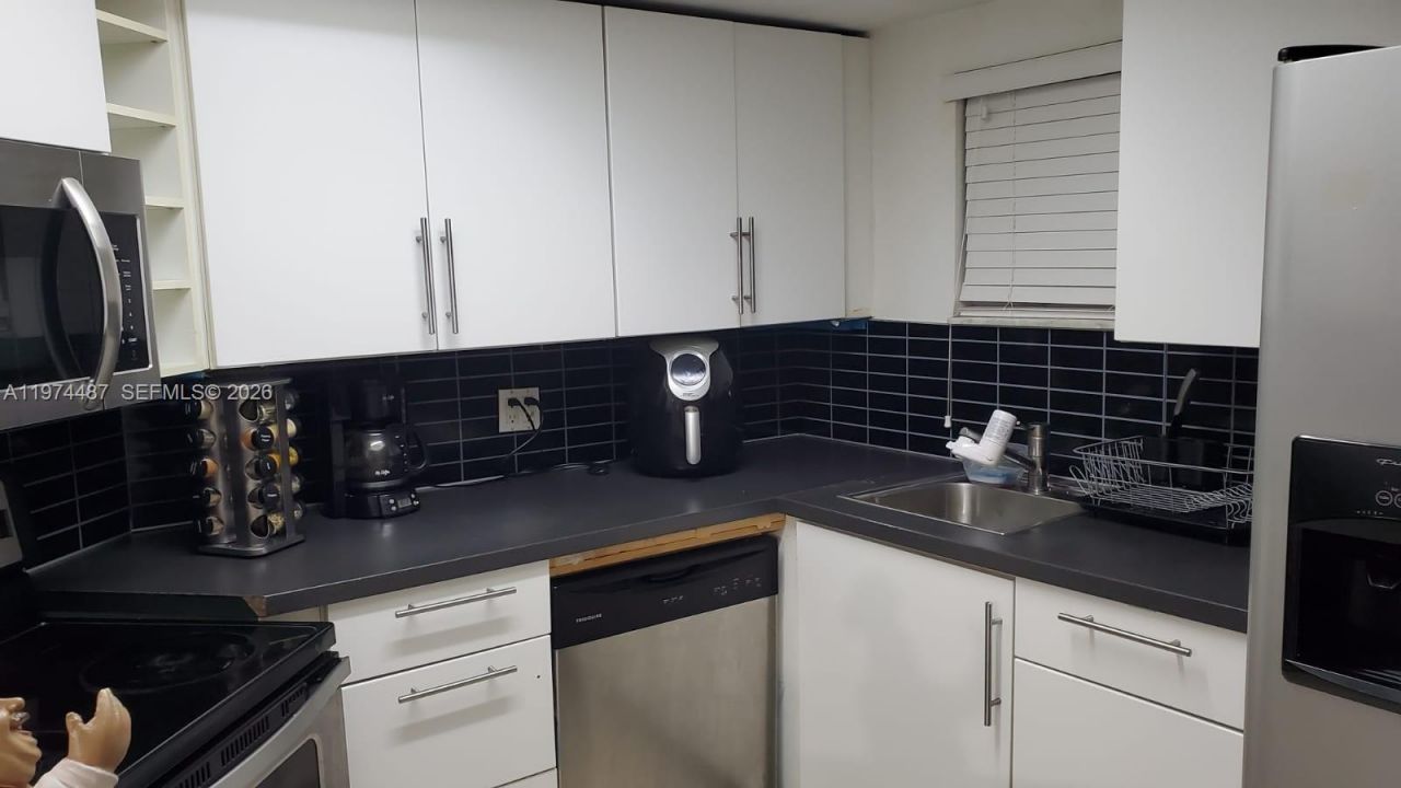 8373 Lake Dr, Unit 208, Doral, FL 33166 Photo