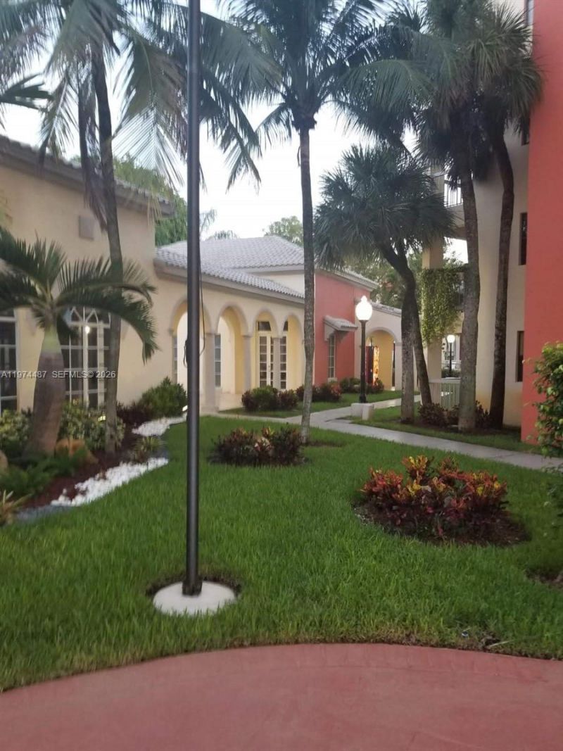 8373 Lake Dr, Unit 208, Doral, FL 33166 Photo