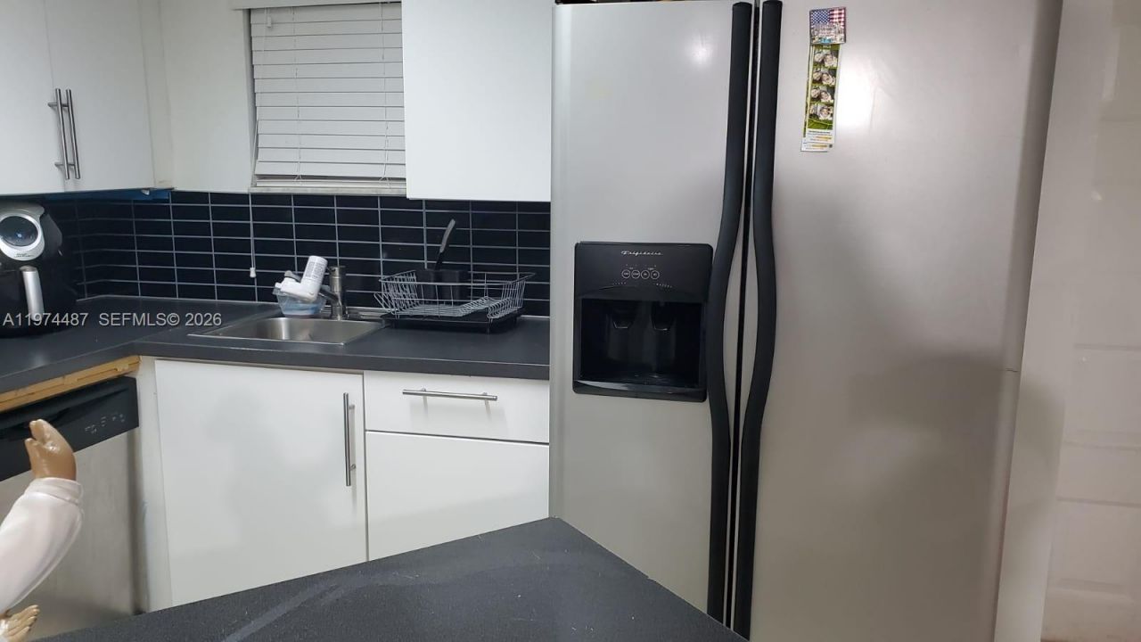 8373 Lake Dr, Unit 208, Doral, FL 33166 Photo