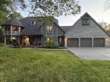 2801 Woods Trail N, Burnsville, MN 55306