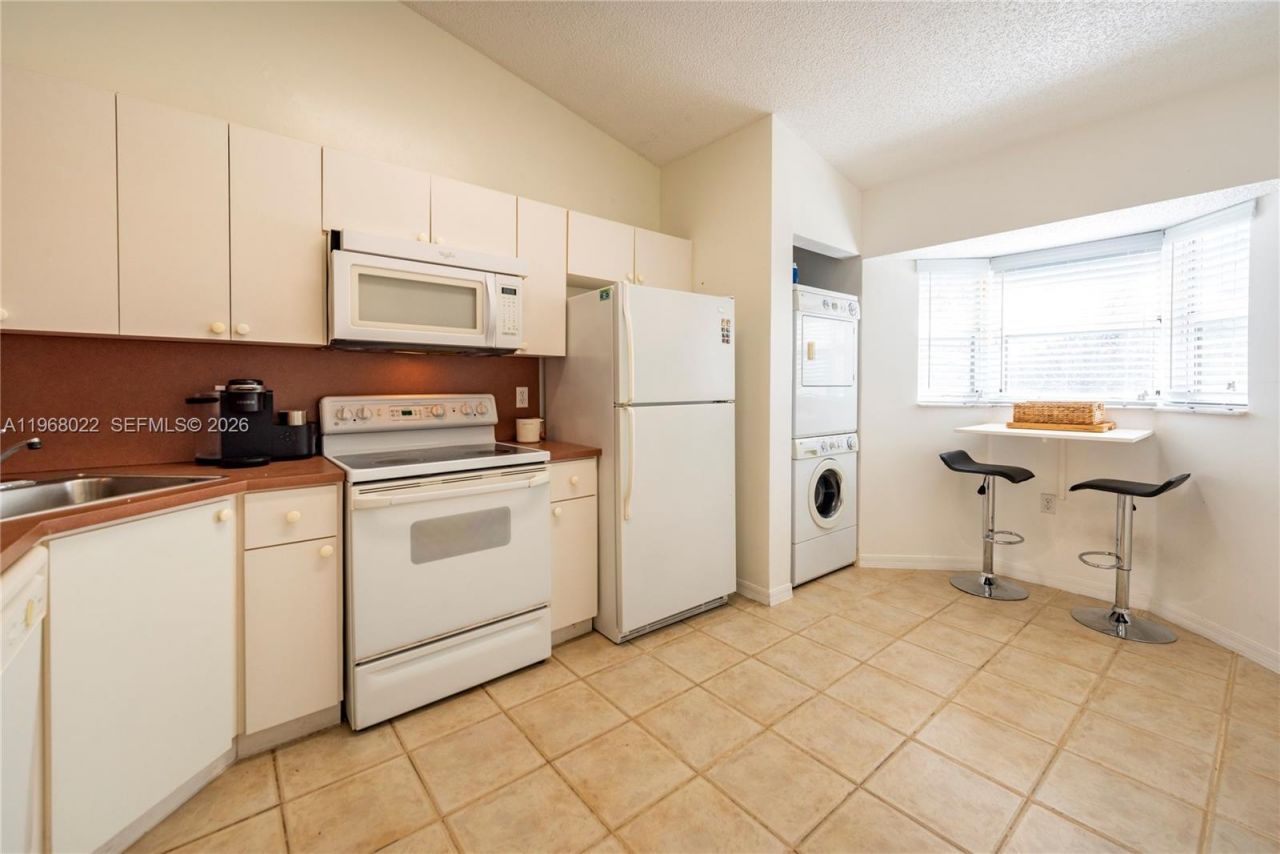 2151 NW 77th Way, Unit 203, Pembroke Pines, FL 33024 Photo