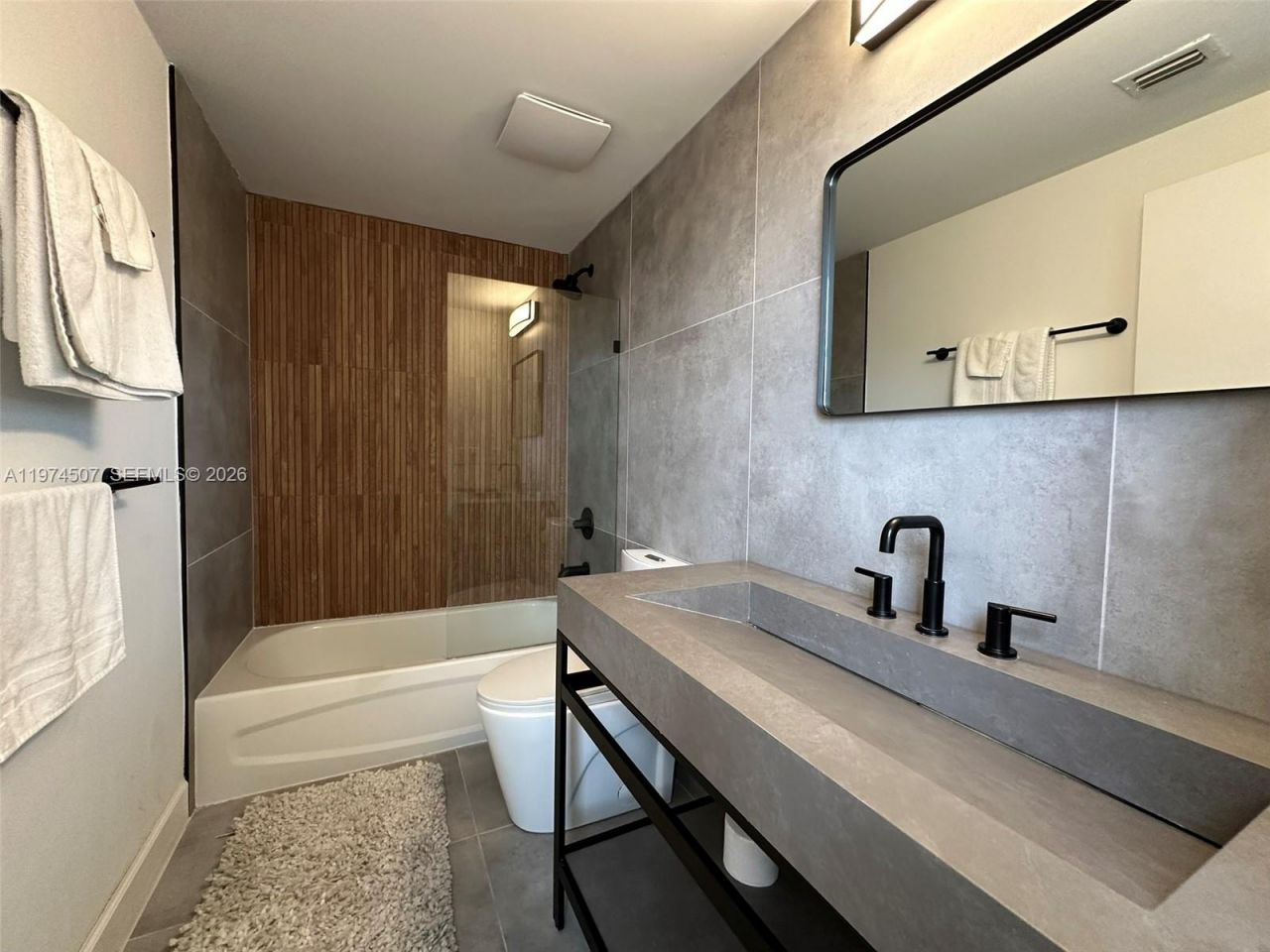 1 Glen Royal Pkwy, Unit 1613, Miami, FL 33125 Photo