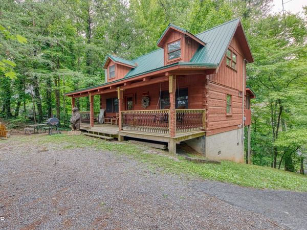 1136 E Foothills Drive, Gatlinburg, TN 37738