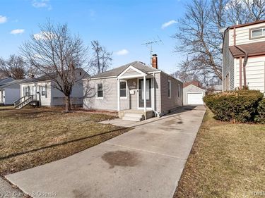 18777 Kingsville Street, Harper Woods, MI 48225