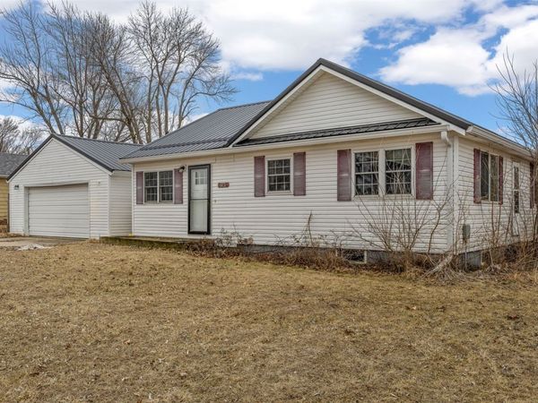 625 Freeseway Drive, Robins, IA 52328