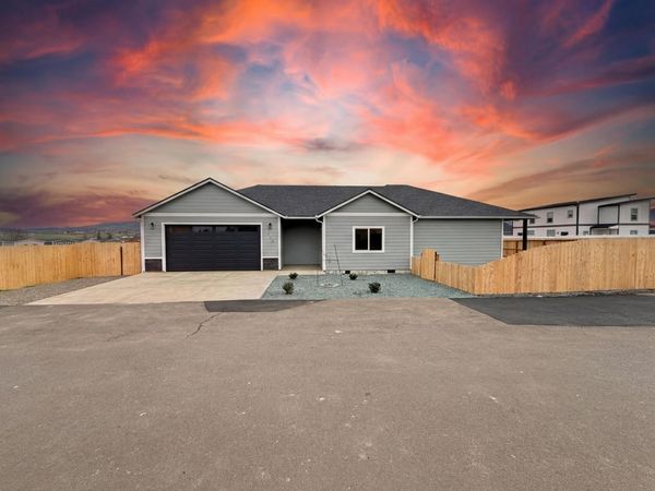 465 Arnos Street, Talent, OR 97540