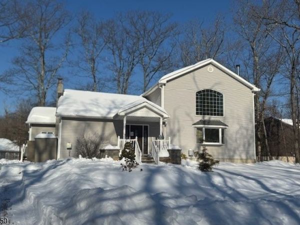 8 Lincoln Trl, Hopatcong, NJ 07843