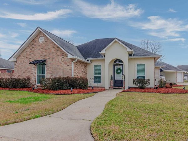 1745 E Nelson St, Gonzales, LA 70737