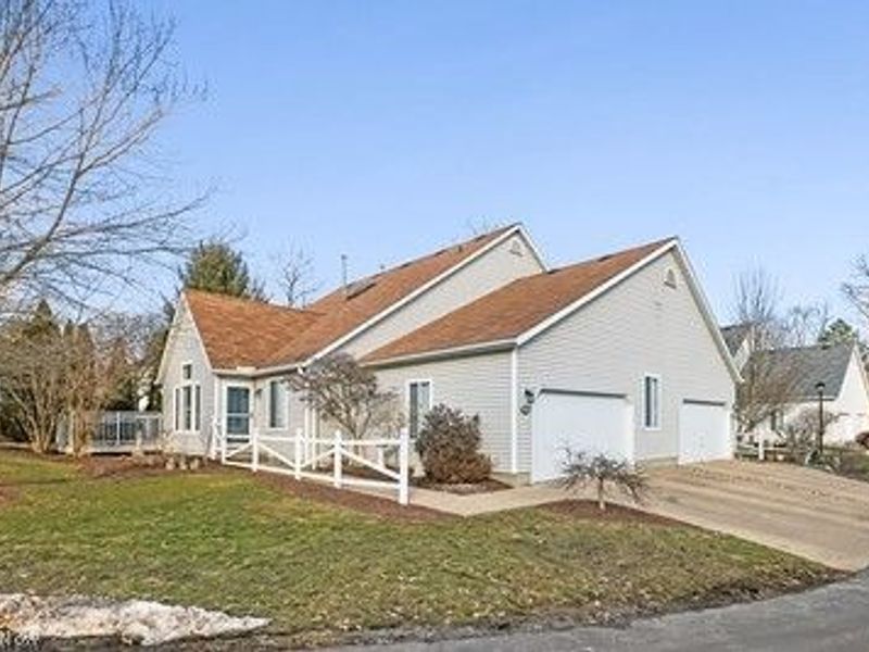 637 Hunters Trail , Akron, OH 44313 Photo 2