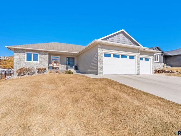 8204 E Wicker Ct, Sioux Falls, SD 57110