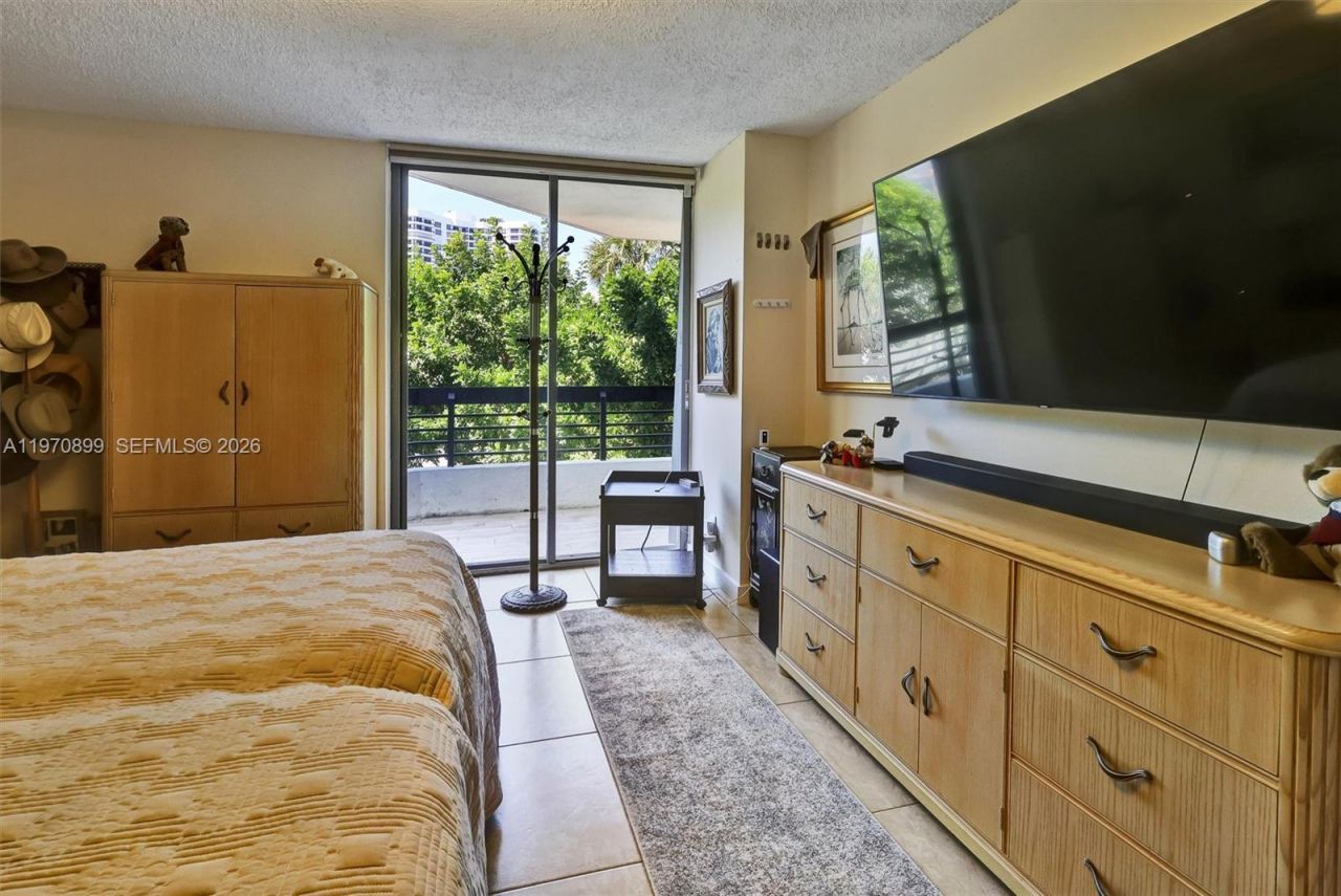 3500 Mystic Pointe Dr, Unit 302, Aventura, FL 33180 Photo