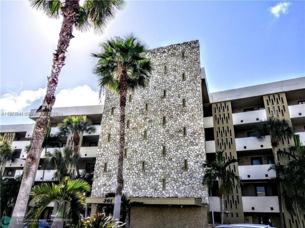 301 Golden Isles Dr , Unit 109, Hallandale Beach, FL 33009 Photo