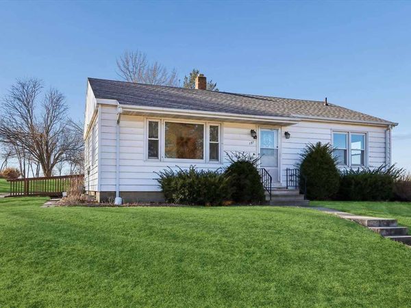 131 W 3rd St, Solon, IA 52333