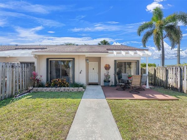 1064 E Lakes Dr , Deerfield Beach, FL 33064