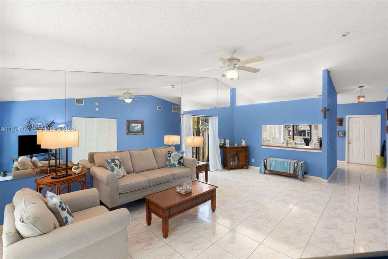 1064 E Lakes Dr, Deerfield Beach, FL 33064 Photo