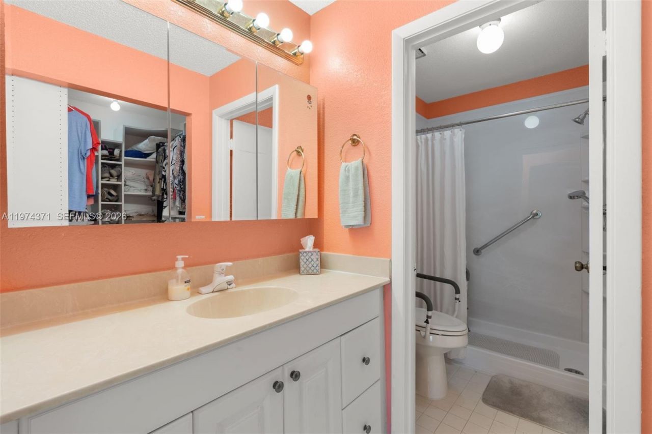 1064 E Lakes Dr, Deerfield Beach, FL 33064 Photo