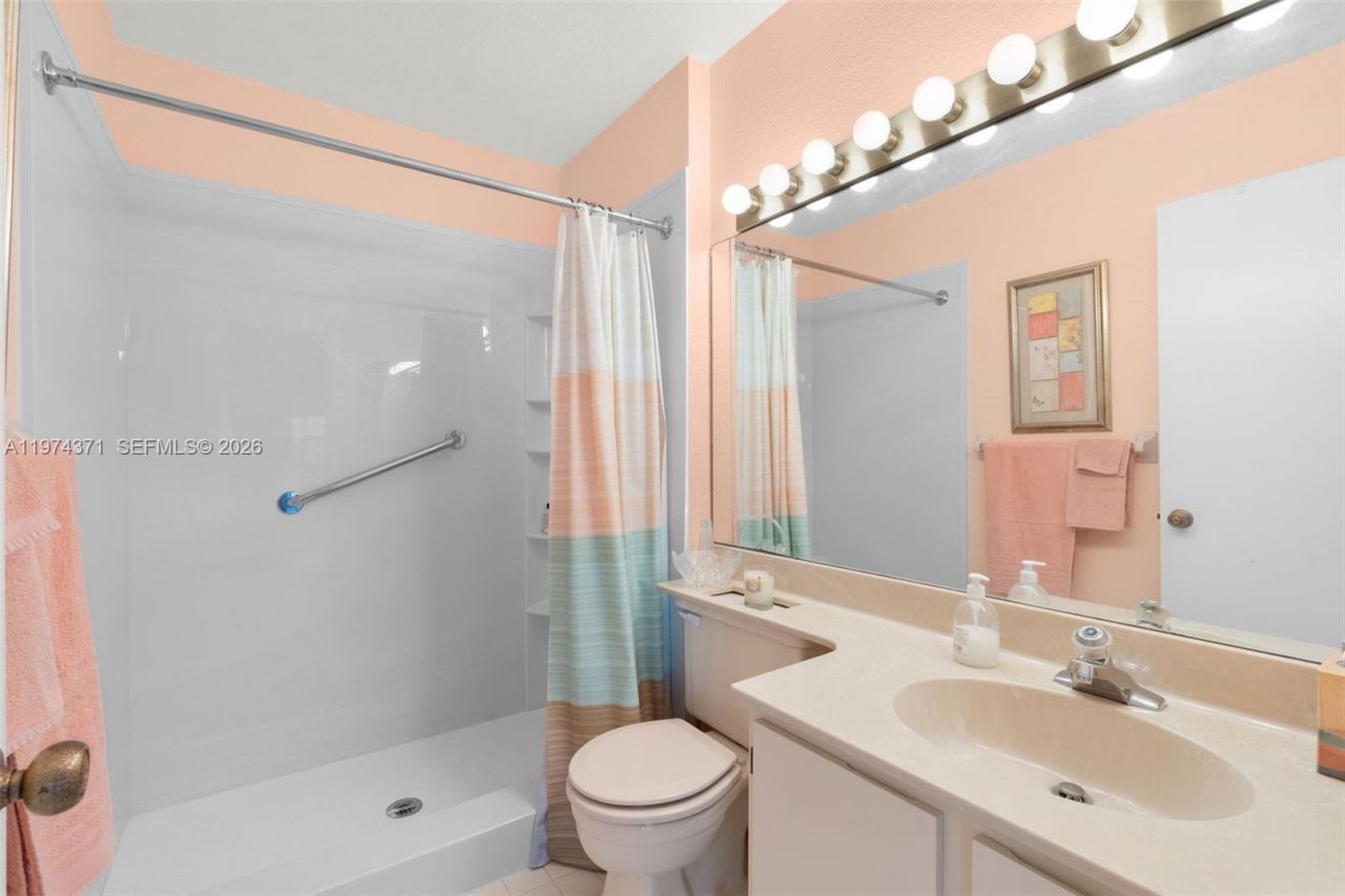 1064 E Lakes Dr, Deerfield Beach, FL 33064 Photo