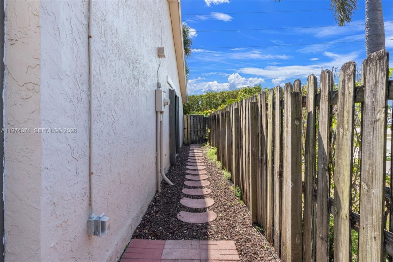 1064 E Lakes Dr, Deerfield Beach, FL 33064 Photo