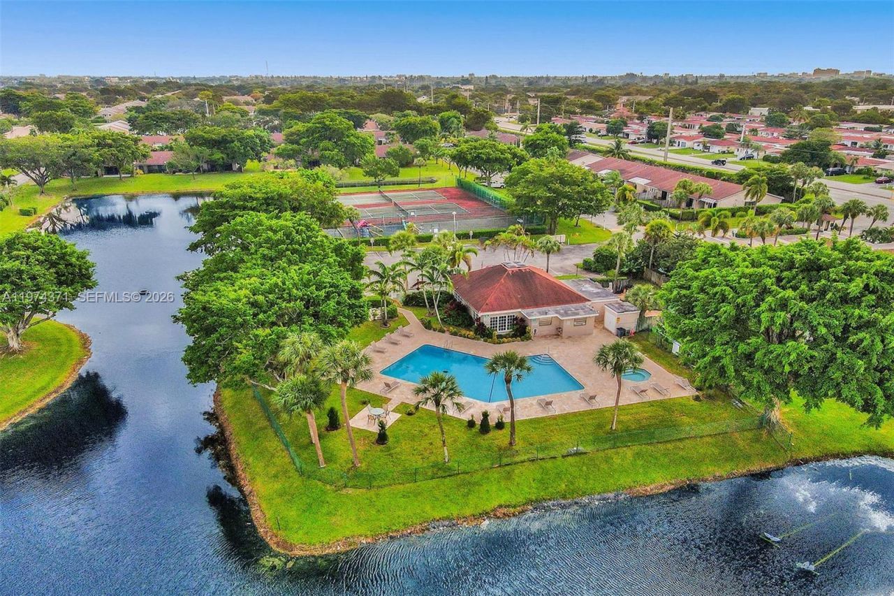 1064 E Lakes Dr, Deerfield Beach, FL 33064 Photo