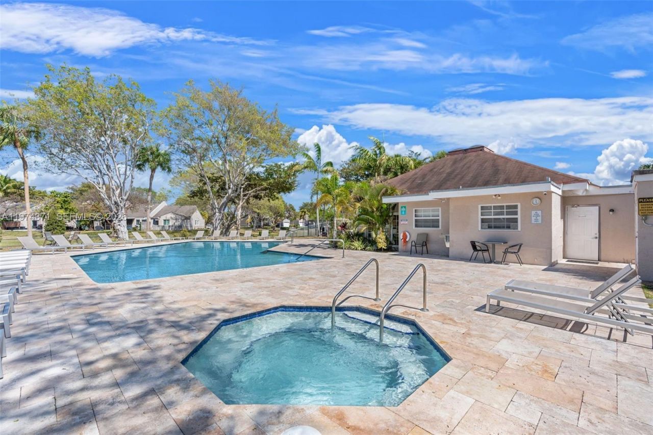 1064 E Lakes Dr, Deerfield Beach, FL 33064 Photo