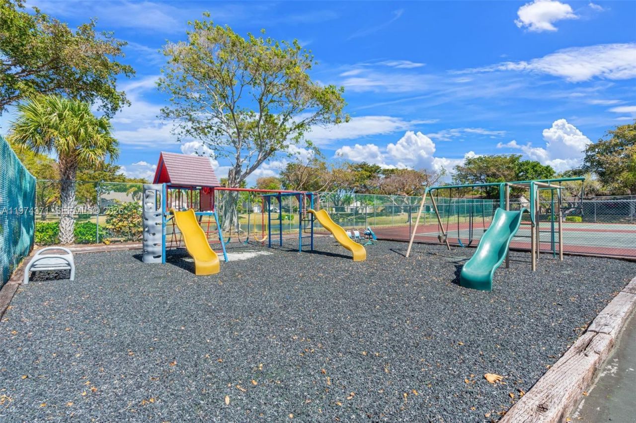 1064 E Lakes Dr, Deerfield Beach, FL 33064 Photo