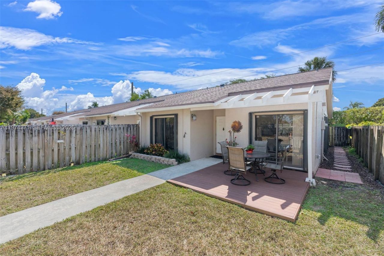 1064 E Lakes Dr, Deerfield Beach, FL 33064 Photo