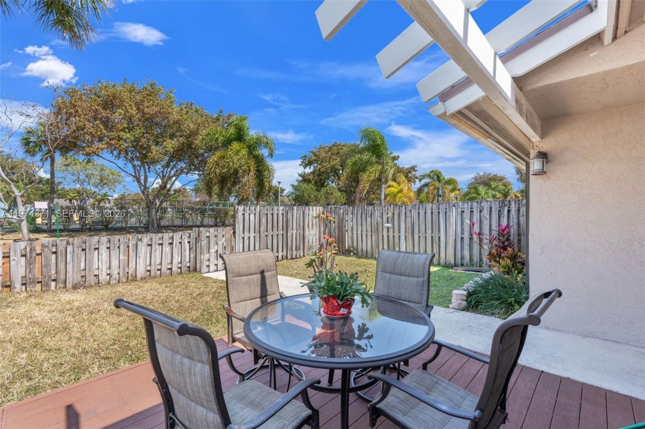 1064 E Lakes Dr, Deerfield Beach, FL 33064 Photo