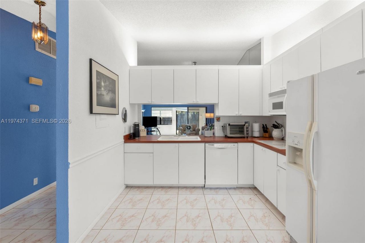 1064 E Lakes Dr, Deerfield Beach, FL 33064 Photo