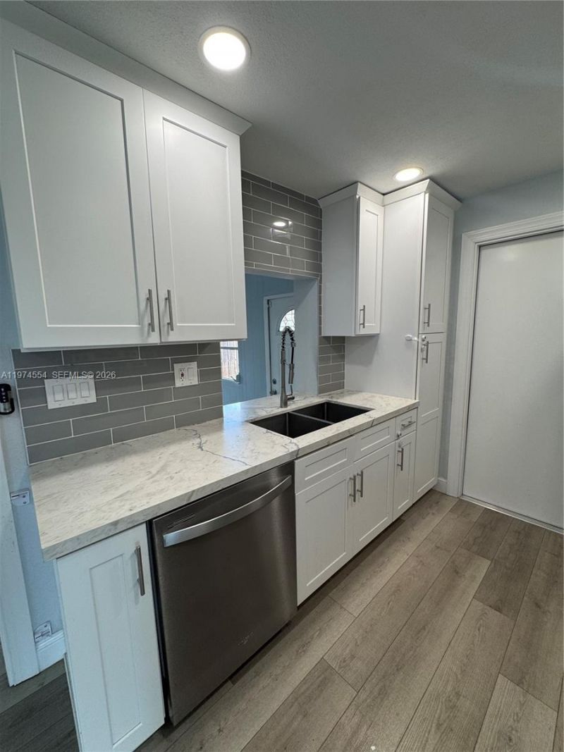 6868 NW 28th St, Sunrise, FL 33313 Photo