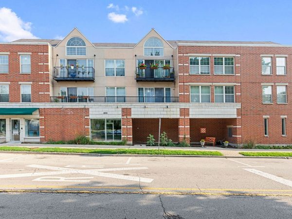 1800 Dewes Street, Unit 310, Glenview, IL 60025