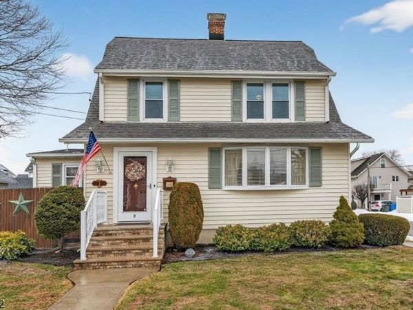 3 Jenessee Ct, Woodbridge, NJ 07095