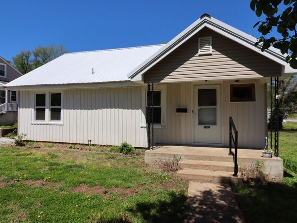 419 E Olive Street , Bolivar, MO 65613