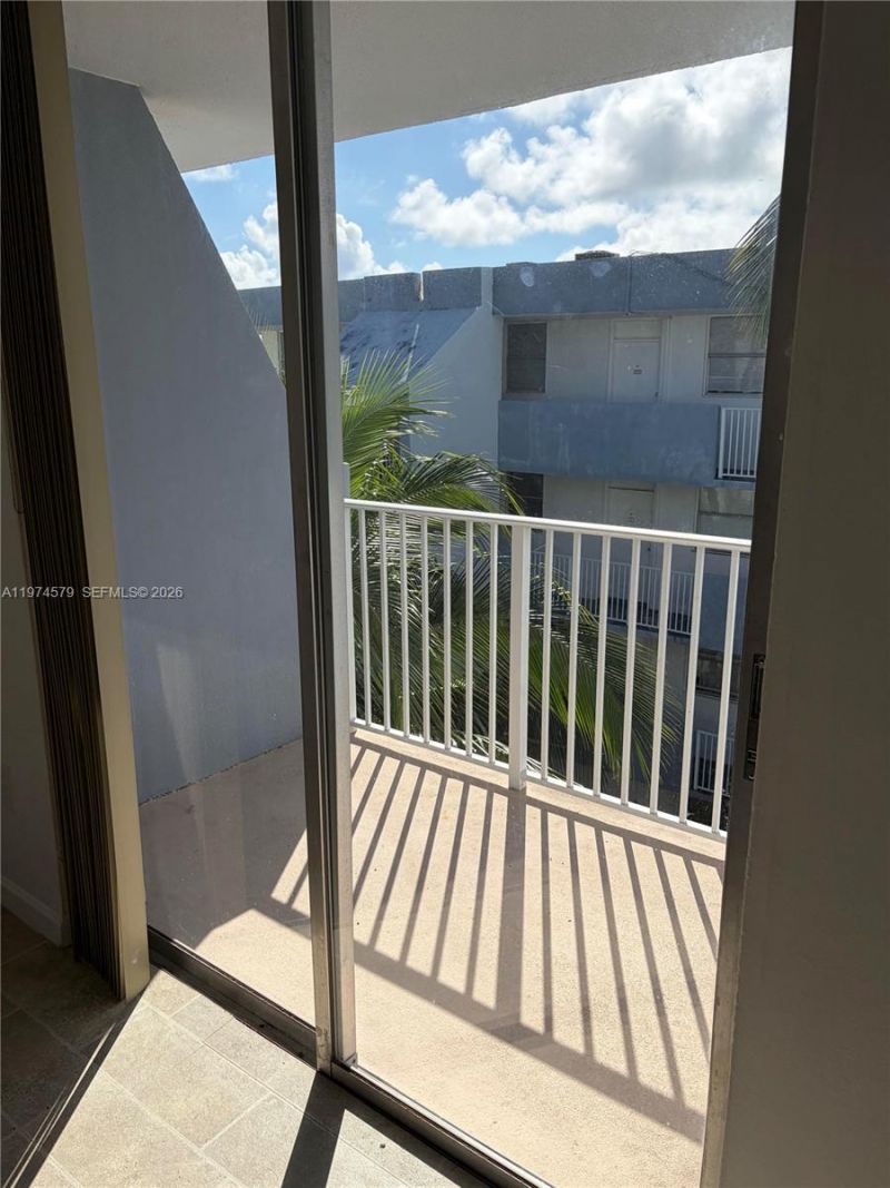 1801 S Treasure Dr, Unit 511, North Bay Village, FL 33141 Photo