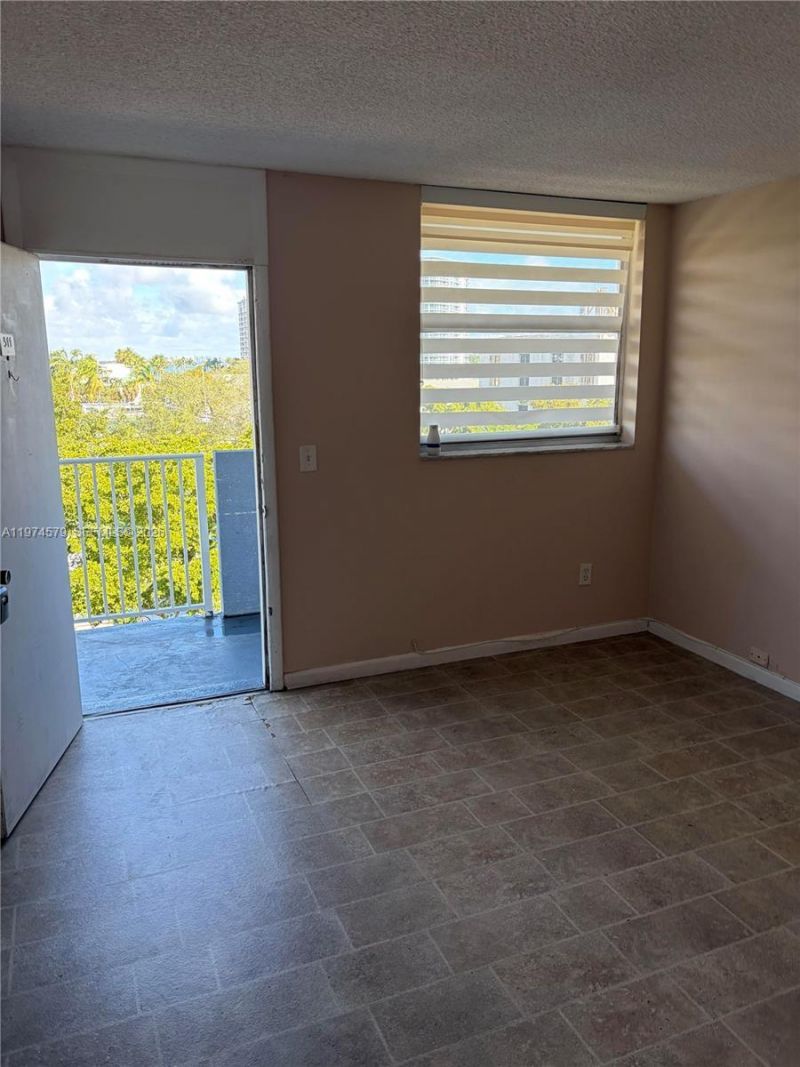 1801 S Treasure Dr, Unit 511, North Bay Village, FL 33141 Photo