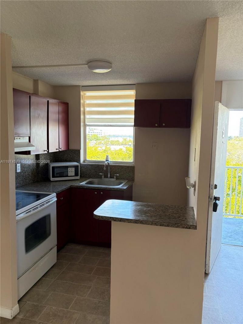 1801 S Treasure Dr, Unit 511, North Bay Village, FL 33141 Photo