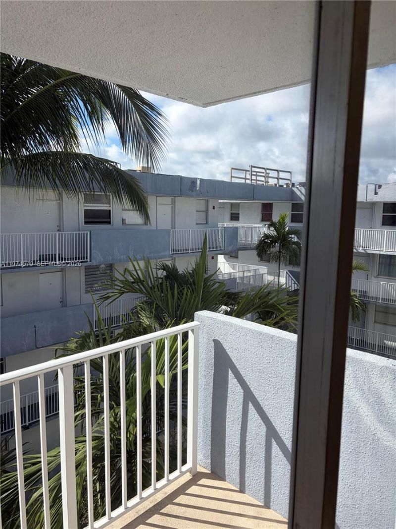 1801 S Treasure Dr, Unit 511, North Bay Village, FL 33141 Photo