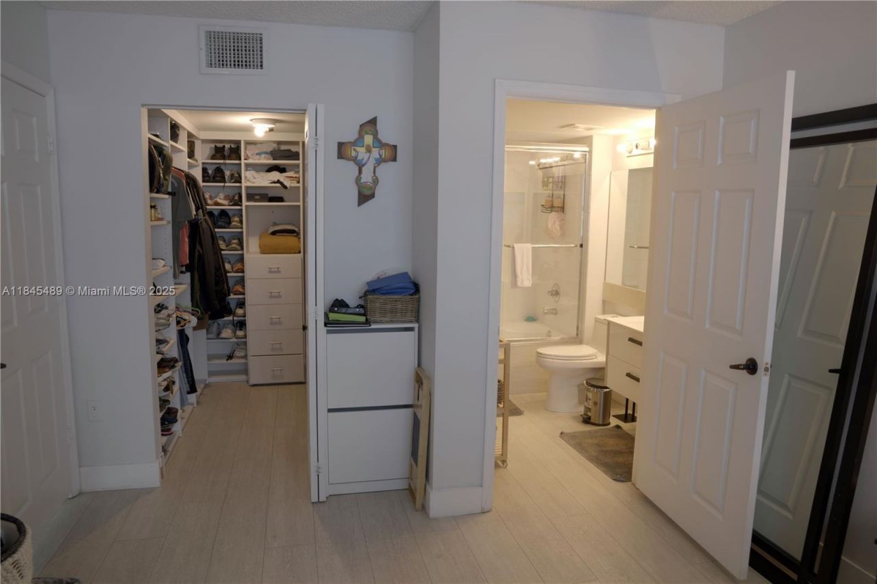 1155 Brickell Bay Dr , Unit 902, Miami, FL 33131 Photo