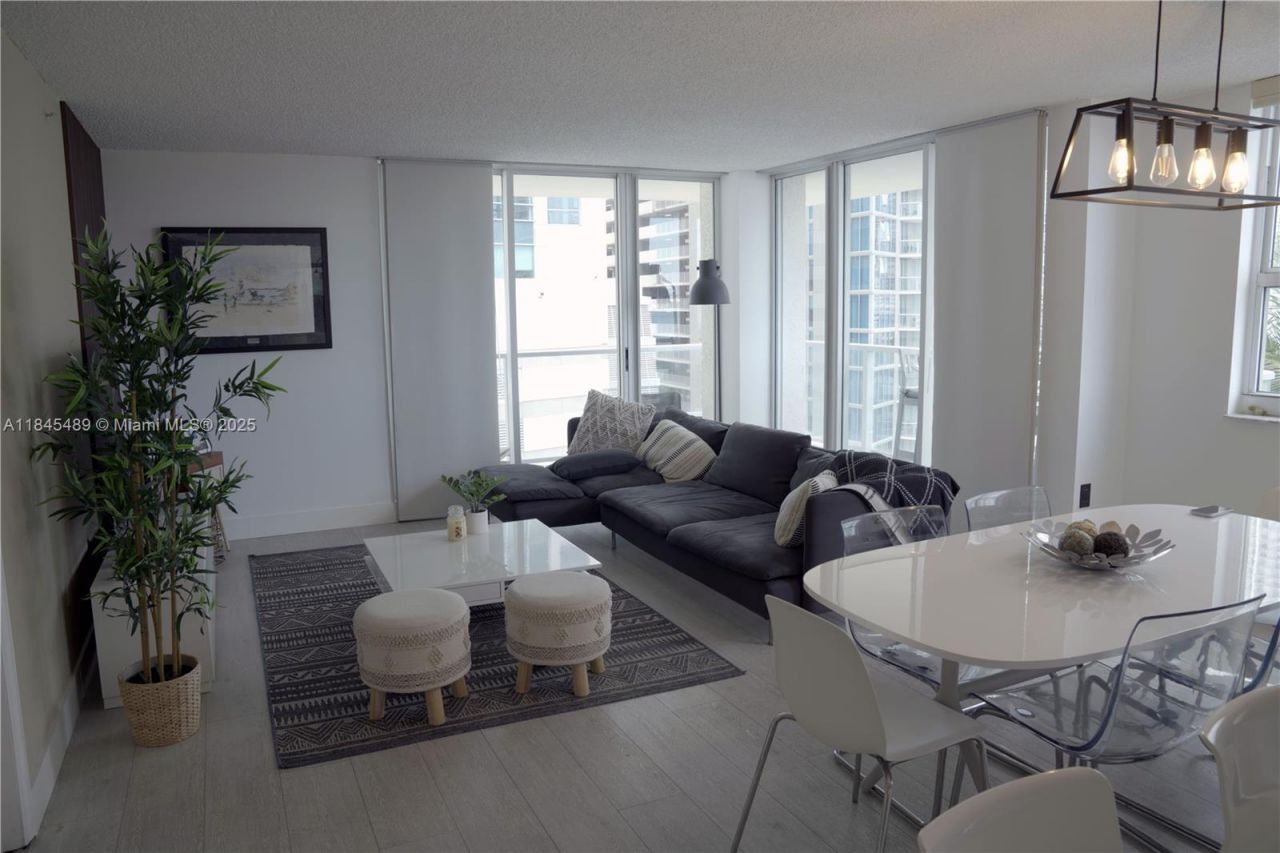 1155 Brickell Bay Dr , Unit 902, Miami, FL 33131 Photo