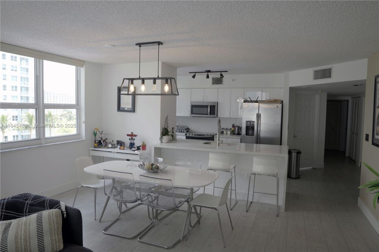 1155 Brickell Bay Dr , Unit 902, Miami, FL 33131 Photo