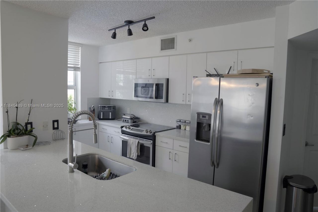 1155 Brickell Bay Dr , Unit 902, Miami, FL 33131 Photo