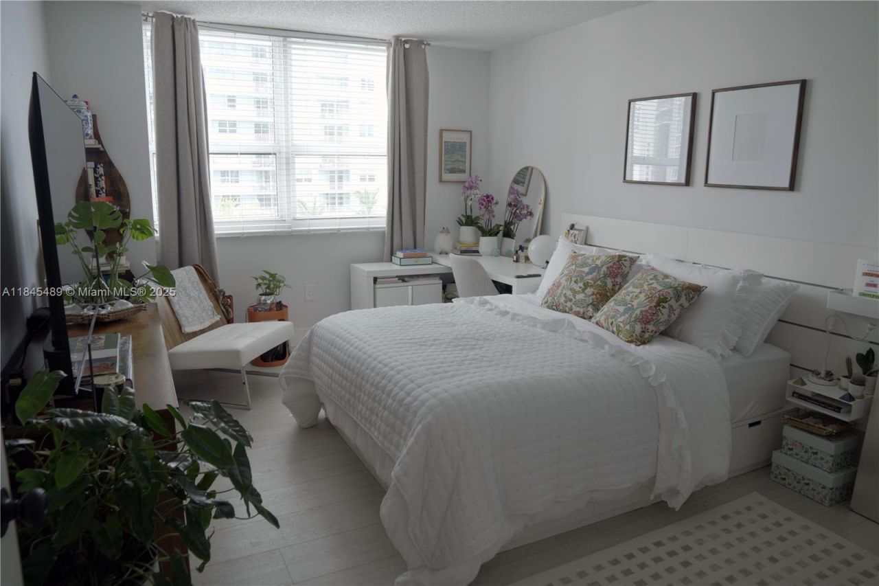 1155 Brickell Bay Dr , Unit 902, Miami, FL 33131 Photo