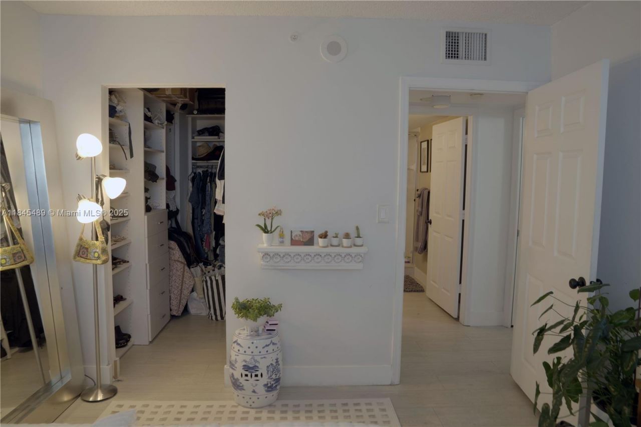 1155 Brickell Bay Dr , Unit 902, Miami, FL 33131 Photo