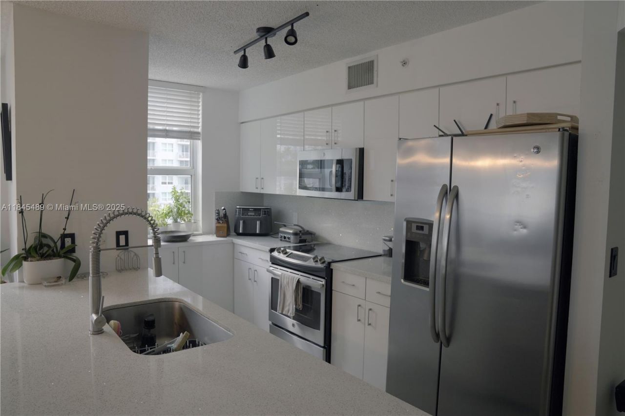 1155 Brickell Bay Dr , Unit 902, Miami, FL 33131 Photo