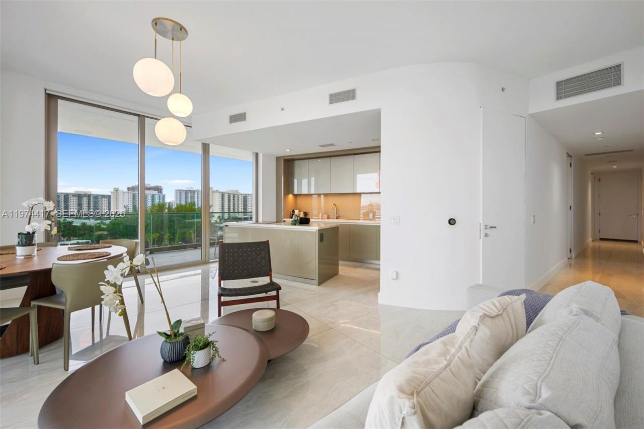 18975 Collins Ave , Unit 605, Sunny Isles Beach, FL 33160 Photo