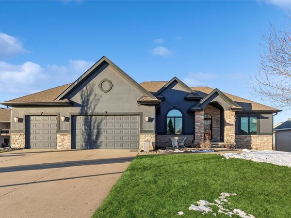 16223 Tanglewood Drive, Urbandale, IA 50323