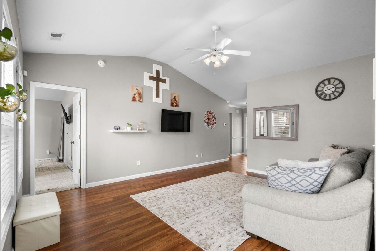 325 Vesta Dr.  Photo 8