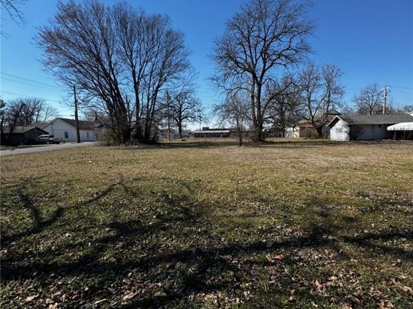 102 W 2nd Street, Gentry, AR 72734