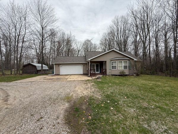 9906 E Houghton Lake Drive, Houghton Lake, MI 48629