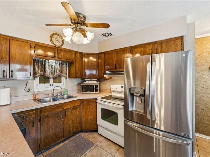 1215 Spruce Tree Lane , Amherst, OH 44001 Photo 14